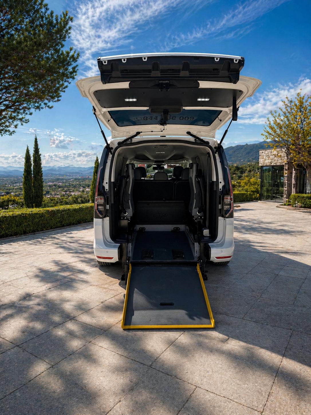 Eurotaxi Mula adaptado PMR · rampa trasera para silla de ruedas